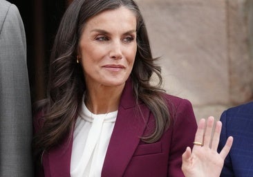Queen Letizia barre a Brañera con su disfraz favorito en España: en granate y muy halagador